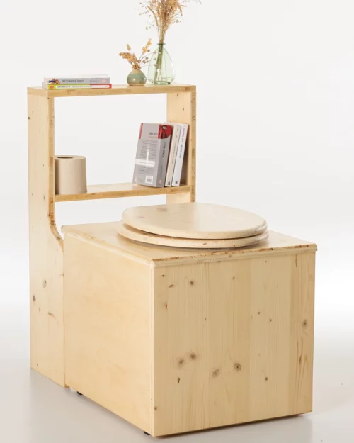 Toilettes sèches L’Élégante présentées avec une étagère et des éléments de décoration sur fond blanc