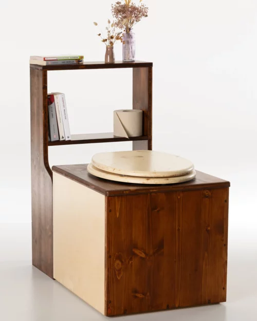 Toilettes sèches La Rustique présentées avec une étagère et des éléments de décoration sur fond blanc