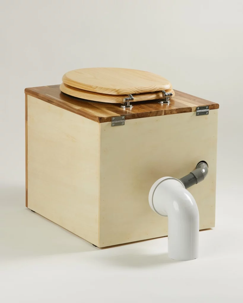 Toilettes sèches à séparation vue de l’arrière avec évacuation des urines dans une sortie horizontale