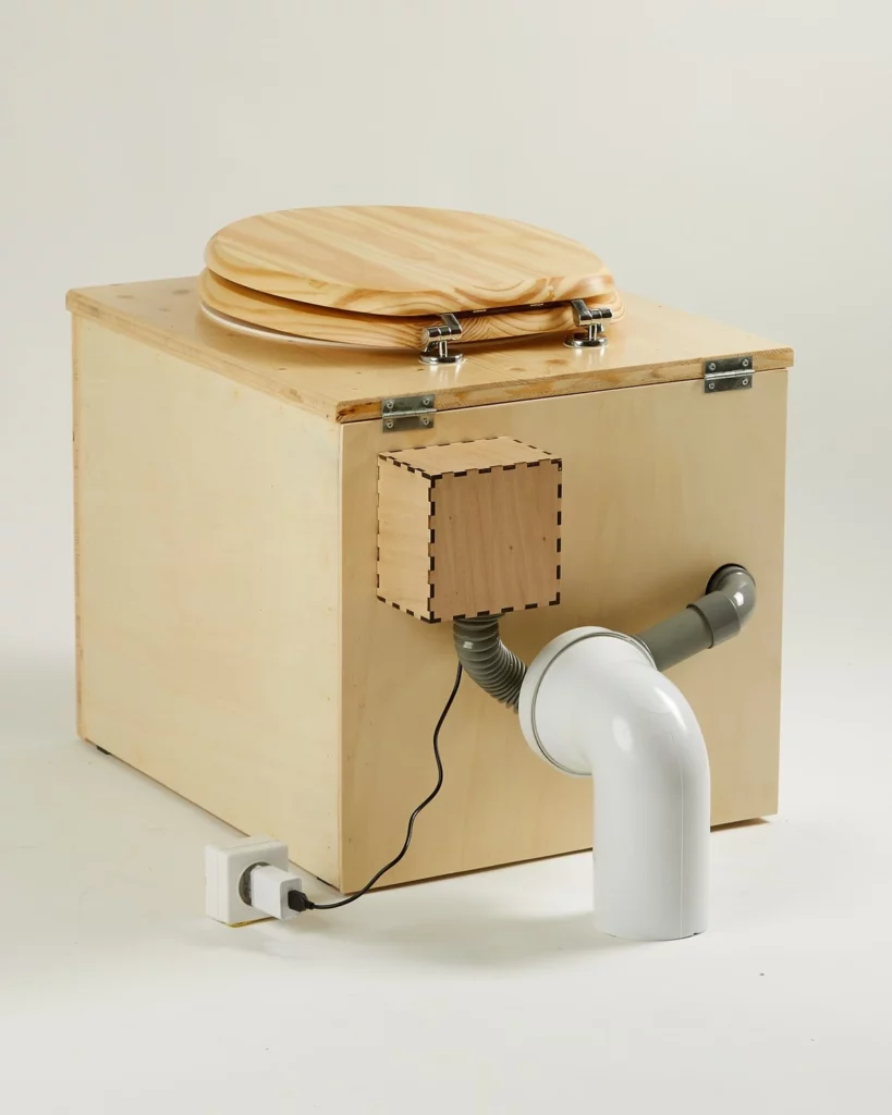 Toilettes sèches à séparation vue de l’arrière avec évacuation horizontale des urines et de la ventilation