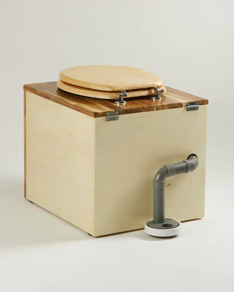 Toilettes sèches à séparation vue de l’arrière avec évacuation des urines dans une sortie verticale