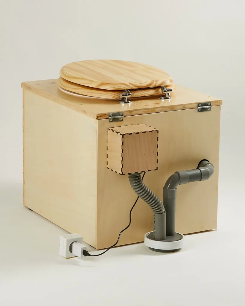 Toilettes sèches à séparation vue de l’arrière avec évacuation verticale des urines et de la ventilation